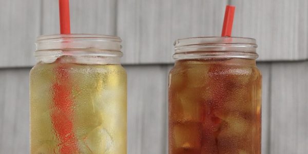 2 glasses of ice tea with straws in them